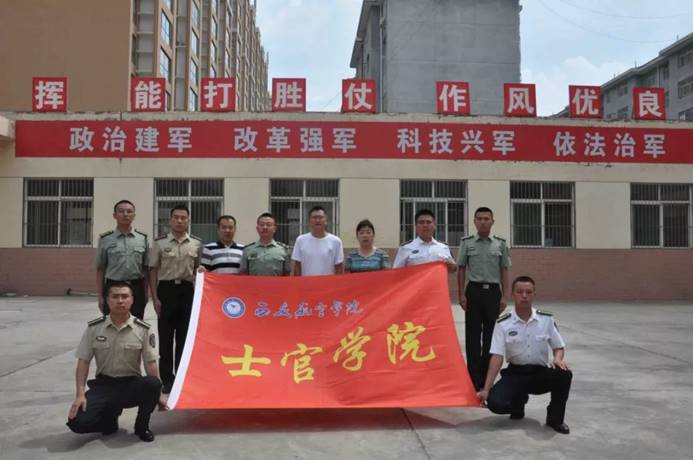 图片包含 建筑物, 红色, 道路, 户外描述已自动生成